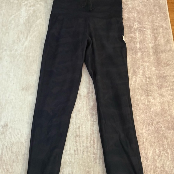 Vuori Pants - Vuori Black camo Leggings